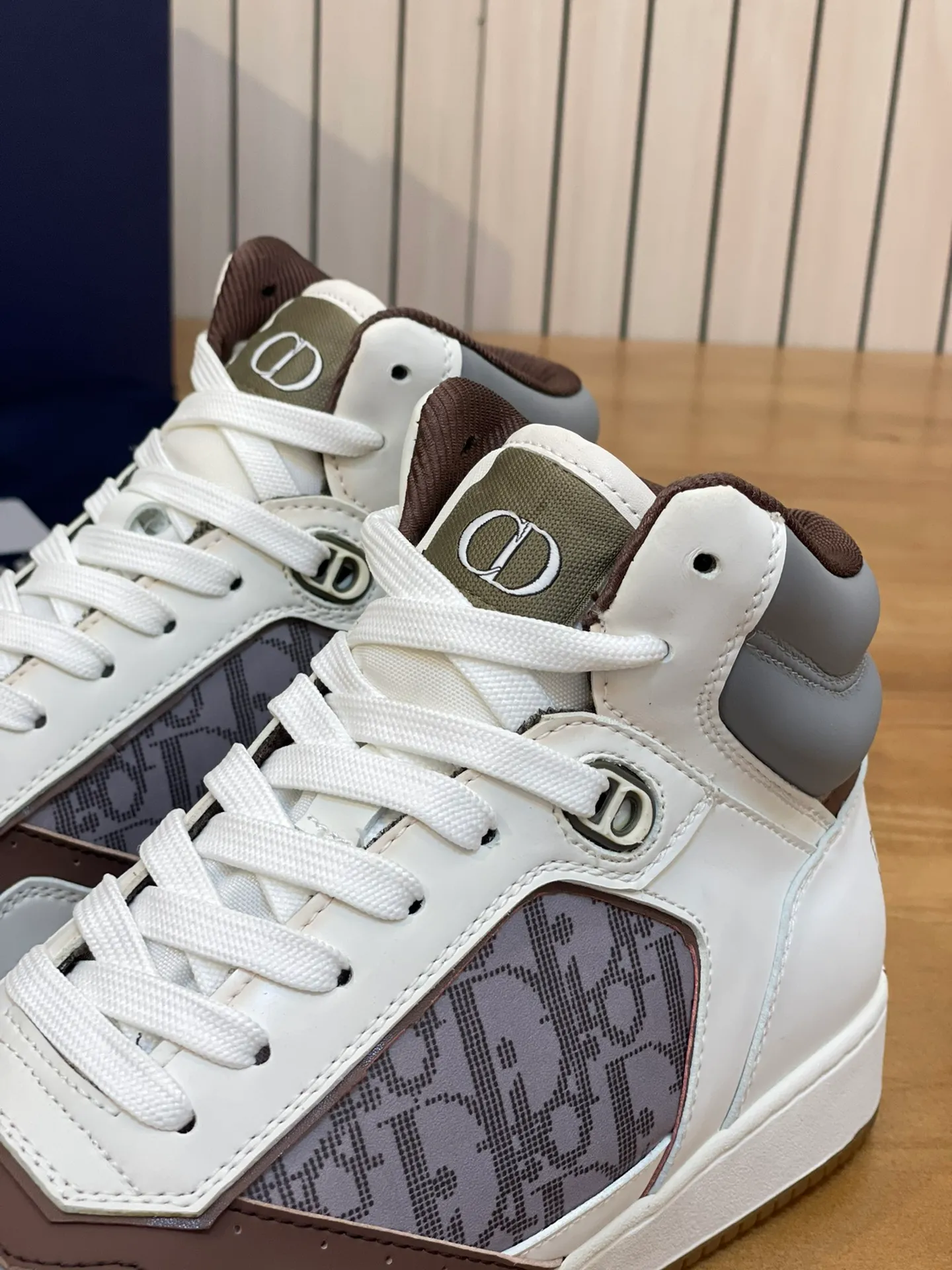 Men's shoes: 💰P460¥ Product trademark: Dior* "Dior*" high-top casual shoes Regular size: 38-44 (can be customized to 45.46) Product materials: Upper imported cowhide stitched with original fabric, breathable lining, original outsole. Number: 1006